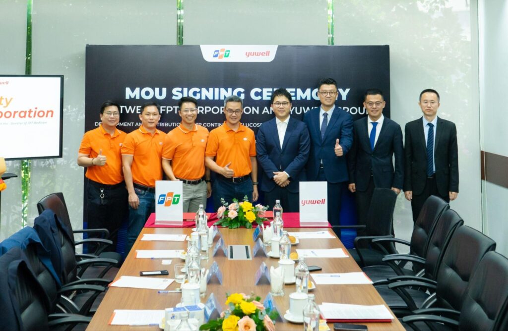 hình ảnh buổi ký kết hợp tác giữa tập đoàn FPT và công ty